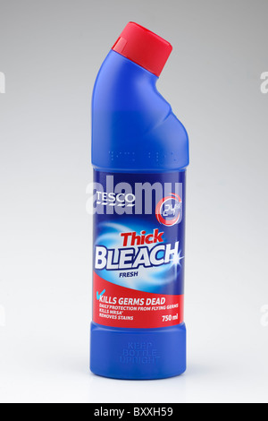 750 ml blaue Kunststoff-Flasche von Tesco Dicke 24-Stunden-Bleichmittel Stockfoto