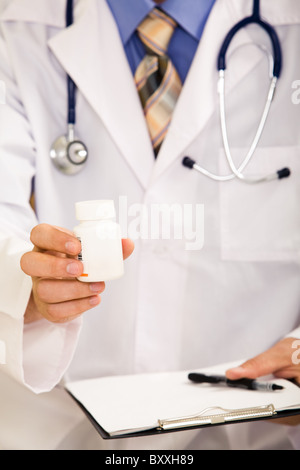 Nahaufnahme des Arztes Hand Medizin halten und ihm für seine Patienten Stockfoto