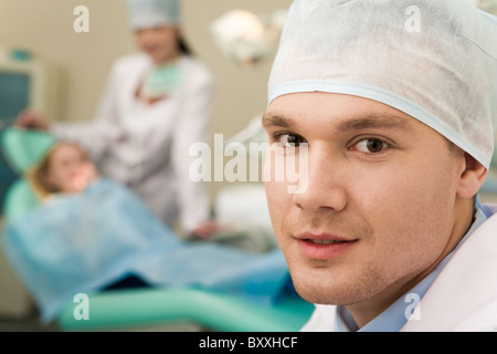 Gesicht des erfolgreichen Arztes in einheitlichen Blick in die Kamera in seiner Werkstatt Stockfoto