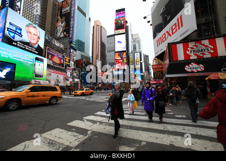 Fußgänger überqueren einer verkehrsreichen Kreuzung am Times Square in Weihnachten 2010 Stockfoto