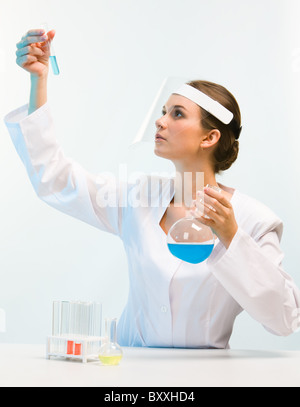 Porträt des Wissenschaftlers am Tisch sitzen und arbeiten Stockfoto