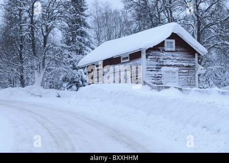 Eine alte Holzhütte in Vintjarn in Mittelschweden Stockfoto