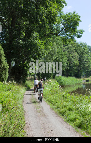 Radfahrer auf einem Schotterweg auf dem Lande Stockfoto
