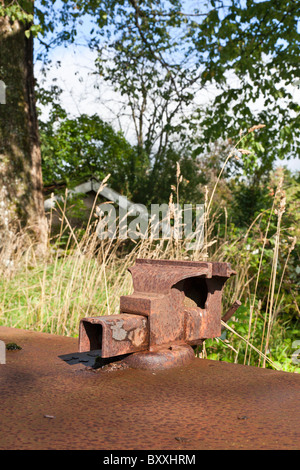 Eine alte rostige Schraubstock auf einer Werkbank Stockfoto