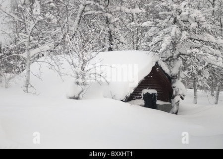 Vollständig bedeckt mit Schnee-Hütte in Vintjarn Stockfoto