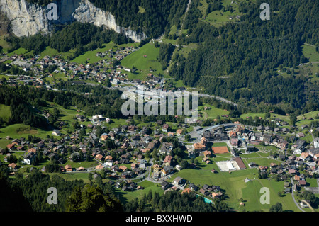 Wengen und Lauterbrunnen Dörfer gesehen von männlichen, Berner Oberland, Schweiz Stockfoto