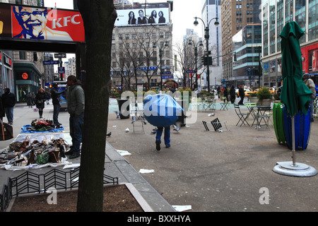 Gefälschte gefälschte Designer-Handtaschen für den Verkauf auf Bürgersteig in New York City 2010 Stockfoto