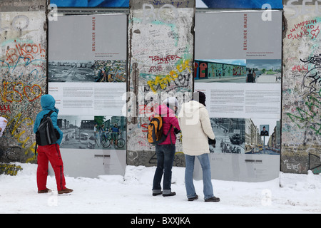 Ein Blick auf einige Touristen erhalten Teile der Berliner Mauer am Potsdamer Platz in Berlin, Deutschland. Stockfoto