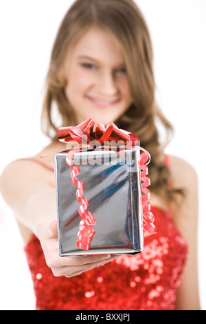Nahaufnahme der Weihnachtsgeschenk in weiblicher Hand durch intelligentes Mädchen Stockfoto
