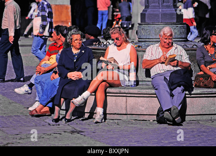 Madrid, Spanien. Menschen entspannen im Plaza Mayor (Hauptplatz) Stockfoto