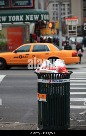 Überlaufende Straße Abfallbehälter auf einer Straße in New York City 2010 Stockfoto