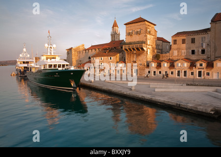 Sommer-Morgendämmerung in Trogir, Dalmatien, Kroatien Stockfoto