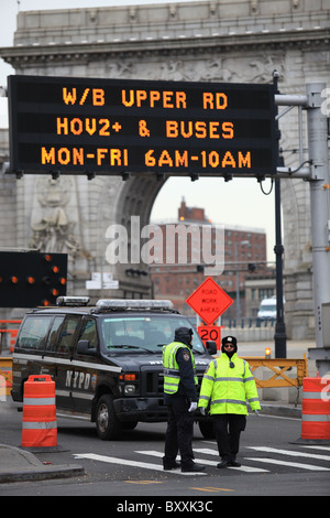 New York City Polizisten bewachen Baugebiet am Eingang zum Manhattan Bridge, 2010 Stockfoto