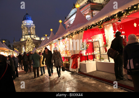 Der Weihnachtsmarkt auf dem Gendarmenmarkt in Berlin, Deutschland. Stockfoto