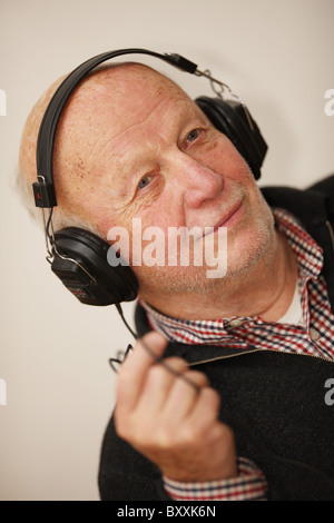 DEU, 110107, Mann mit Kopfhörer [Copyright (c): Gerhard Leber - Stockfoto