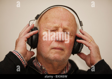 DEU, 110107, Mann mit Kopfhörer [Copyright (c): Gerhard Leber - Stockfoto