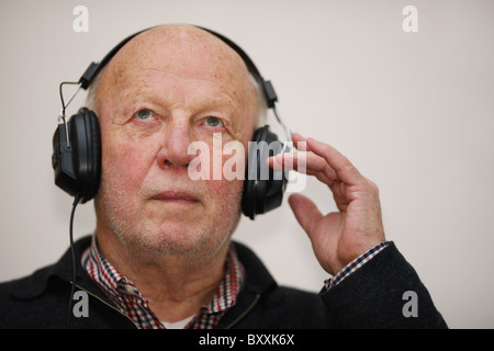 DEU, 110107, Mann mit Kopfhörer [Copyright (c): Gerhard Leber - Stockfoto