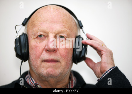 DEU, 110107, Mann mit Kopfhörer [Copyright (c): Gerhard Leber - Stockfoto