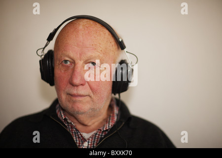 DEU, 110107, Mann mit Kopfhörer [Copyright (c): Gerhard Leber - Stockfoto