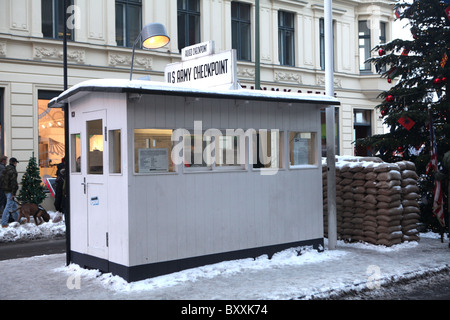 Checkpoint Charlie die Bezeichnung von den westlichen Alliierten für den bekanntesten Grenzübergang der Berliner Mauer in Berlin, Deutschland. Stockfoto