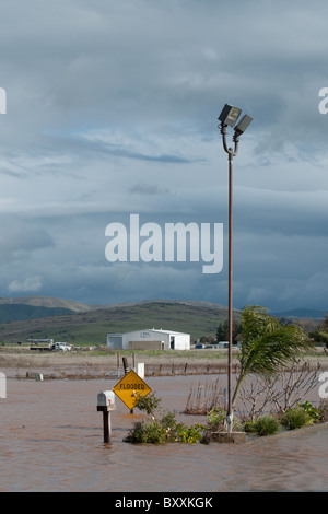 Überschwemmungen durch Regenfälle im Dezember 2010, in der Nähe von Shaw/Academy östlich von Fresno, Kalifornien Stockfoto