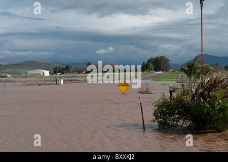 Überschwemmungen durch Regenfälle im Dezember 2010, in der Nähe von Shaw/Academy östlich von Fresno, Kalifornien Stockfoto