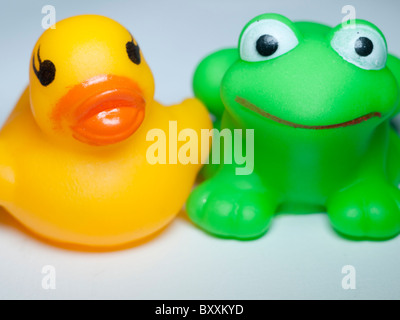 Giftige Gummitiere, Ente und Frosch bestehen aus PVC enthält einige Chemikalien. Stockfoto