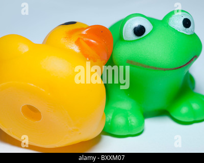 Giftige Gummitiere, Ente und Frosch bestehen aus PVC enthält einige Chemikalien. Stockfoto