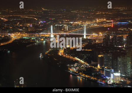 Huangpu-Fluss und Nanpu-Brücke in der Nacht. Shanghai, China Stockfoto