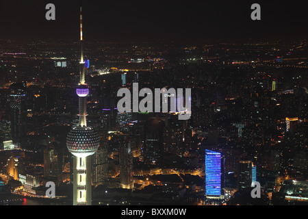 Oriental Pearl Tower und Shanghai bei Nacht Stockfoto