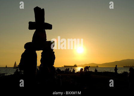 Inukshuk Skulptur bei Sonnenuntergang, English Bay, Vancouver Stockfoto