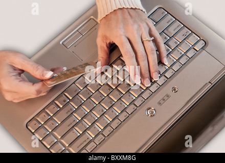 Nahaufnahme von Frau einkaufen online mit Kreditkarte und laptop Stockfoto