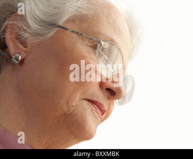 Ältere Frau trägt Brille Stockfoto