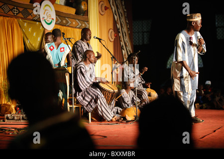 Musiker und Tänzer bei der 12. alle zwei Jahre stattfindende Salon International de l'Artisanat de Ouagadougou (SIAO) in Burkina Faso. Stockfoto