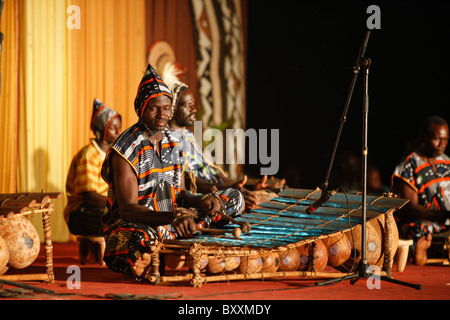 Musiker und Tänzer bei der 12. alle zwei Jahre stattfindende Salon International de l'Artisanat de Ouagadougou (SIAO) in Burkina Faso. Stockfoto