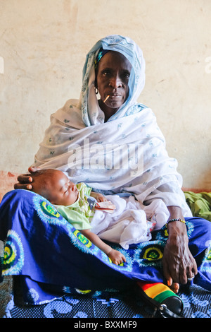 Eine 1.000 Cfa Notiz liegt auf Fulani Kind in Ouagadougou, Burkina Faso, ein Geschenk eines Gastes bei der Taufe des Kindes. Stockfoto