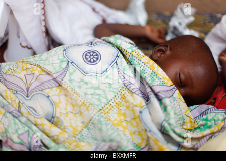 Fulani Kind schläft auf einer Matte in Burkina Fasos Hauptstadt Ouagadougou. Stockfoto