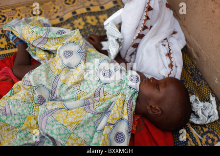 Fulani Kind schläft auf einer Matte in Burkina Fasos Hauptstadt Ouagadougou. Stockfoto