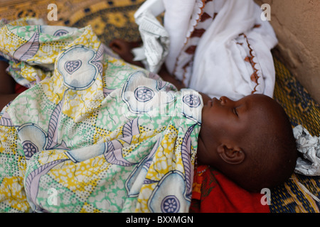 Fulani Kind schläft auf einer Matte in Burkina Fasos Hauptstadt Ouagadougou. Stockfoto