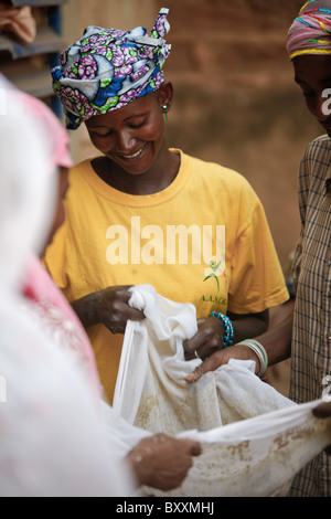 In Ouagadougou, Burkina Faso, Fulani Frauen zusammenarbeiten, um eine traditionelle Hirse-Getränk für ein Baby Taufe Party zu machen. Stockfoto