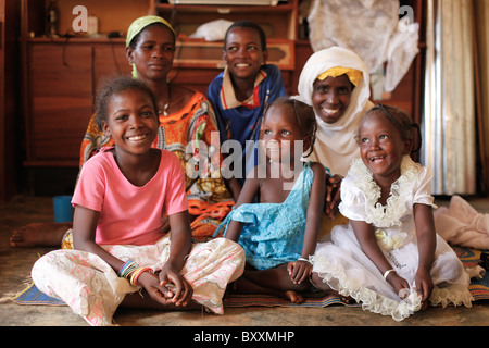 Fulani-Frauen und Kinder in einem Haus in Ouagadougou, Burkina Faso. Stockfoto