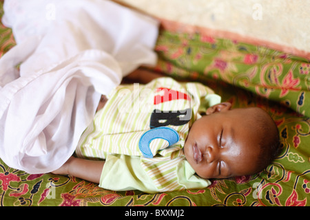 Fulani Kind schläft auf einer Matte in Burkina Fasos Hauptstadt Ouagadougou. Stockfoto