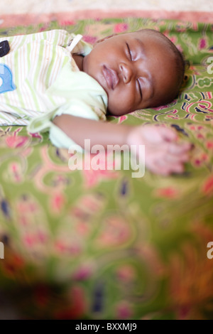 Fulani Kind schläft auf einer Matte in Burkina Fasos Hauptstadt Ouagadougou. Stockfoto