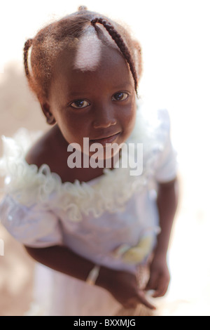 Fulani Kind trägt ihre besten Kleid für eine Taufe in Ouagadougou, Burkina Faso. Stockfoto