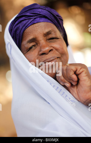 Eine Fulbe-Frau besucht eine Taufe in Ouagadougou, Burkina Faso. Stockfoto