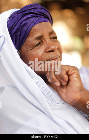 Eine Fulbe-Frau besucht eine Taufe in Ouagadougou, Burkina Faso. Stockfoto