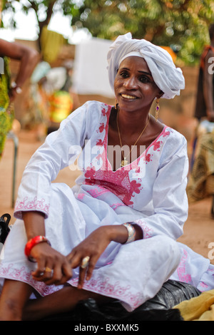 Eine Fulbe-Frau besucht eine Taufe in Ouagadougou, Burkina Faso. Stockfoto