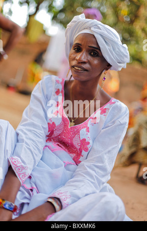 Eine Fulbe-Frau besucht eine Taufe in Ouagadougou, Burkina Faso. Stockfoto