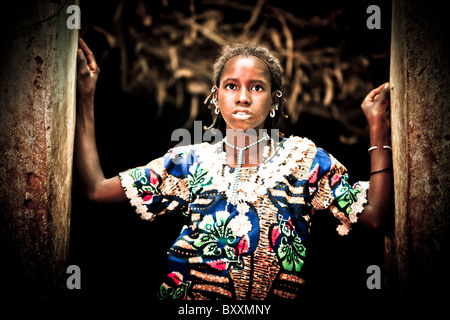 In der Stadt Djibo im nördlichen Burkina Faso schaut eine junge Fulbe-Frau in ein Haus in der Nacht. Stockfoto