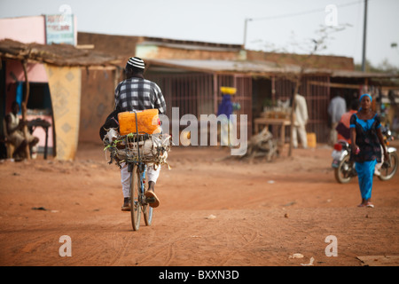 Die Schafe auf der Rückseite dieses Mannes Fahrrad zum Verkauf an Djibos Mittwoch Wochenmarkt im nördlichen Burkina Faso bestimmt ist, Stockfoto